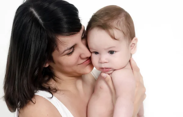 Bebê com mãe em um fundo branco — Fotografia de Stock