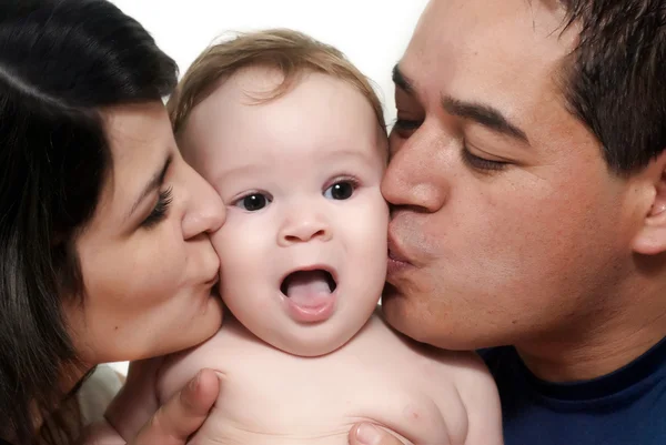 Baby met ouders op een witte achtergrond — Stockfoto