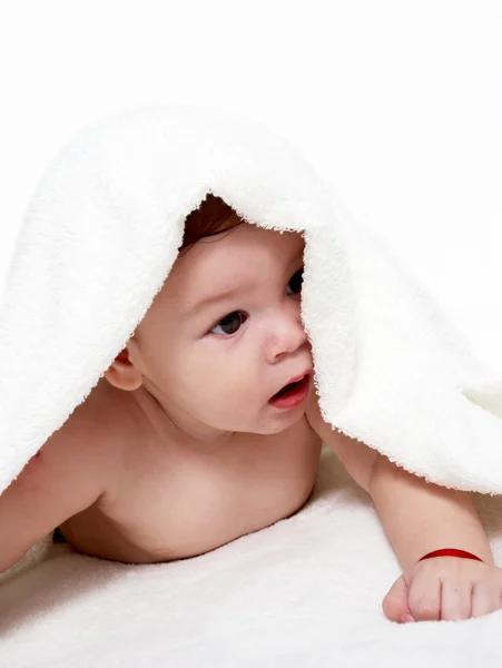 Portret van de kleine jongen onder een handdoek terry — Stockfoto
