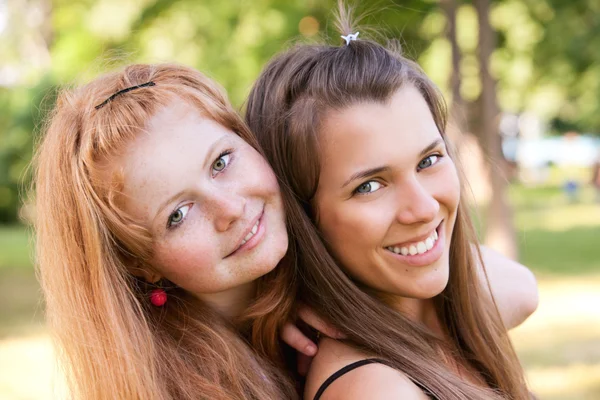Unga och attraktiva flickvänner ha kul i parken — Stockfoto