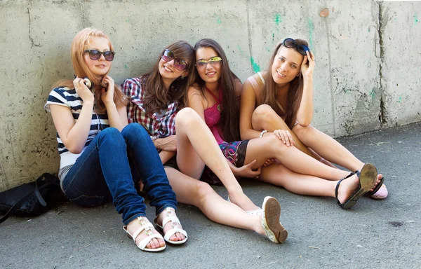 Grupo feliz de amigos sorrindo ao ar livre — Fotografia de Stock