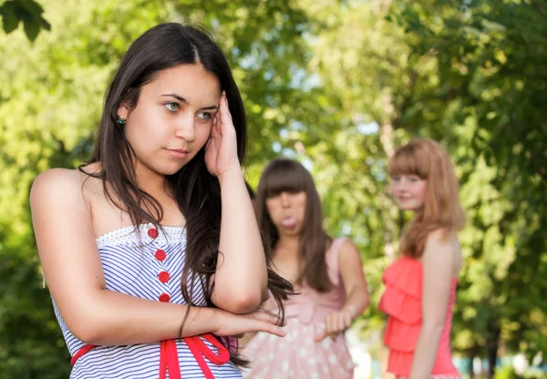 Zdenerwowany nastolatka z przyjaciółmi plotkować w parku — Zdjęcie stockowe