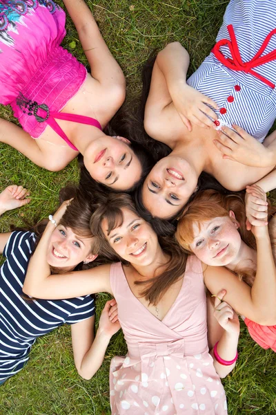 Grupo de meninas adolescentes no parque na grama — Fotografia de Stock