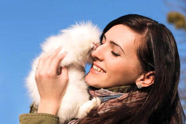 Молодая девушка держит белого кролика — стоковое фото