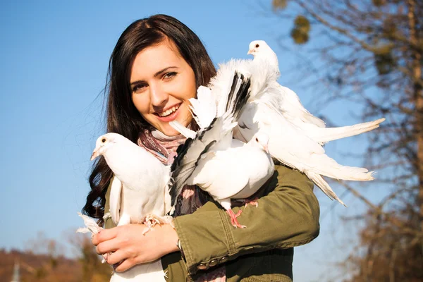 Щасливий підліток випускає голубів — стокове фото