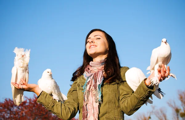 The happy teen releasing a pigeons — Stock Photo, Image