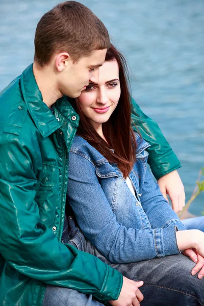Jovem casal adolescente ao ar livre — Fotografia de Stock