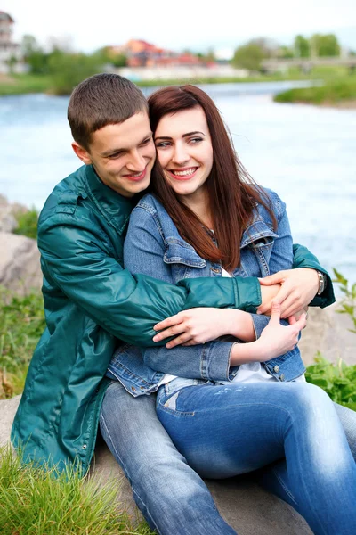 Retrato feliz joven adolescente pareja al aire libre —  Fotos de Stock