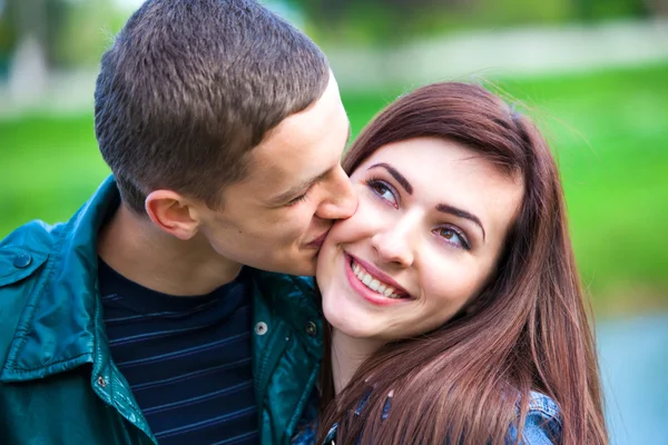 Портрет счастливой молодой пары подростков на открытом воздухе — стоковое фото
