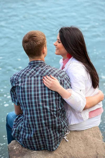 Feliz jovem adolescente casal ao ar livre — Fotografia de Stock