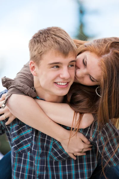 Pareja joven contra la naturaleza —  Fotos de Stock