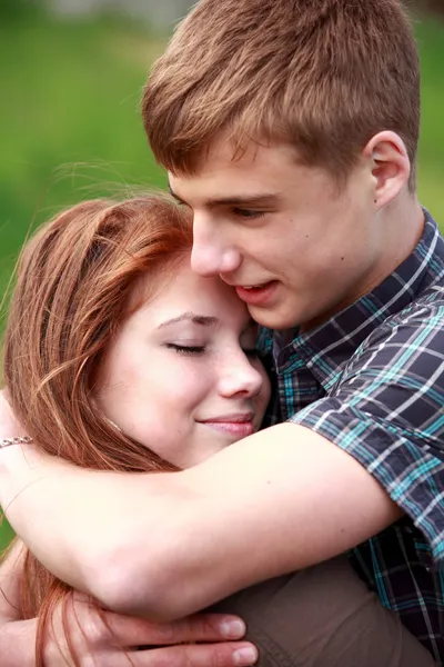 Retrato feliz jovem adolescente casal ao ar livre — Fotografia de Stock