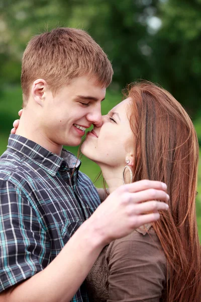 Портрет счастливой молодой пары подростков на открытом воздухе — стоковое фото