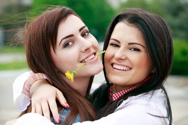 Jonge en aantrekkelijke vriendinnen hebben plezier in het park — Stockfoto