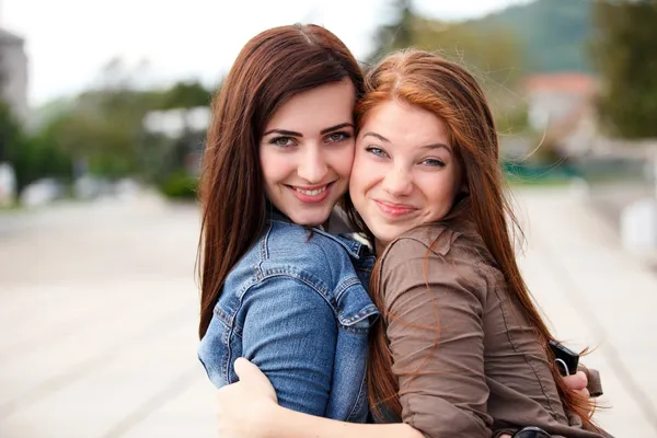 Porträt glückliche junge und attraktive Freundinnen — Stockfoto