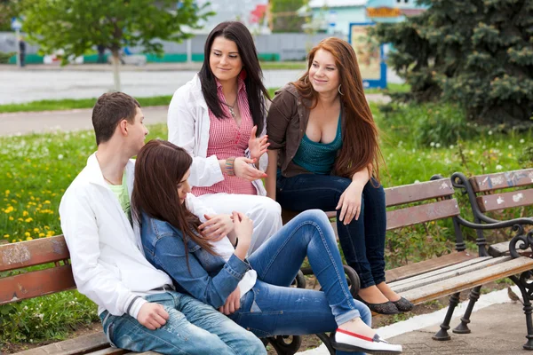 Gruppe Jugendlicher sitzt draußen — Stockfoto