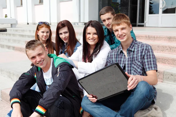Grupp av manliga och kvinnliga studenter mot bakgrund en acad — Stockfoto