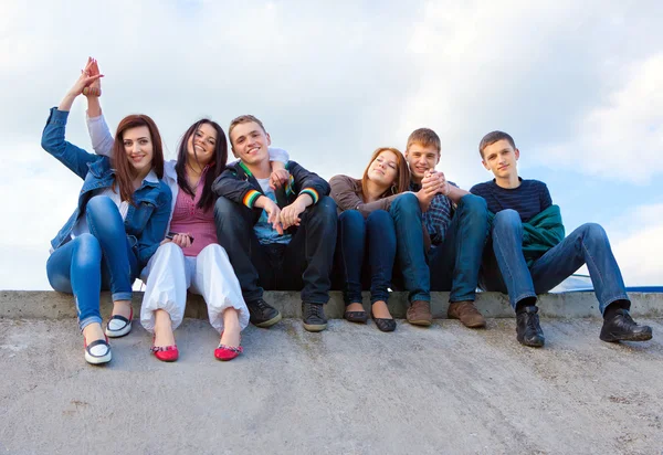 Grupo feliz de amigos sorrindo ao ar livre — Fotografia de Stock