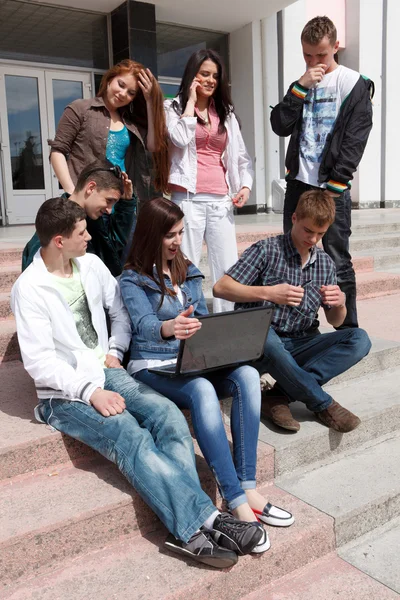 Grupp av manliga och kvinnliga studenter mot bakgrund en acad — Stockfoto
