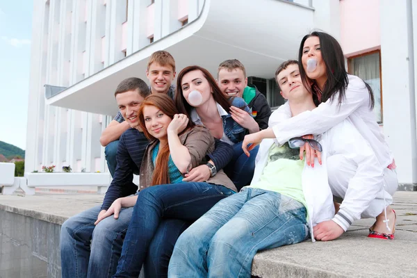 Grupa studentów płci męskiej i żeńskiej na tle na acad — Zdjęcie stockowe