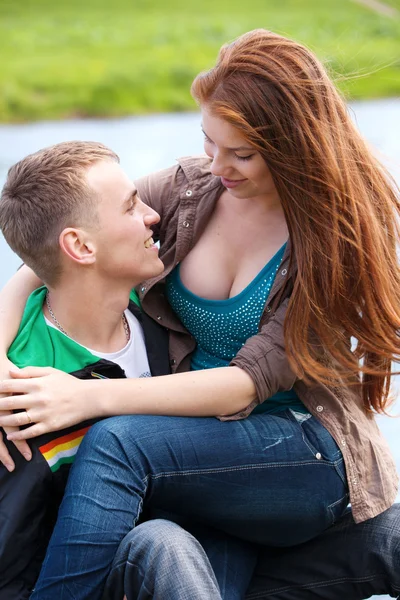 Retrato feliz jovem adolescente casal ao ar livre — Fotografia de Stock