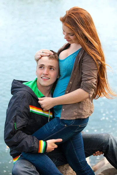 Retrato feliz joven adolescente pareja al aire libre —  Fotos de Stock