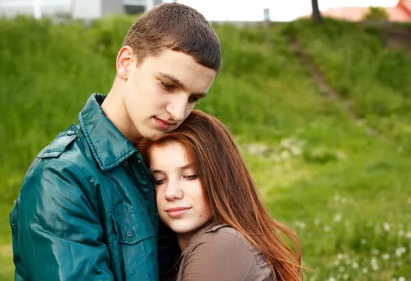 Retrato jovem adolescente casal ao ar livre — Fotografia de Stock
