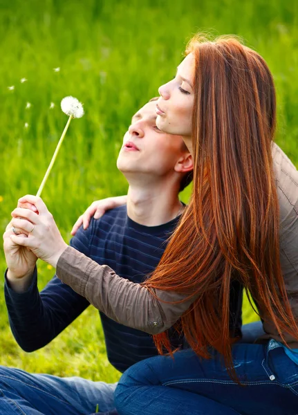 Porträtt lyckliga unga tonåriga par utomhus — Stockfoto