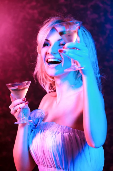 Jolie femme buvant un cocktail dans une boîte de nuit, différents types de — Photo