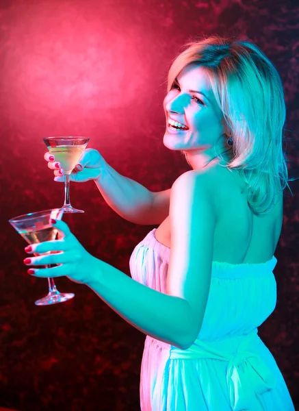 Красивая женщина пьет коктейль в ночном клубе, различные виды — стоковое фото