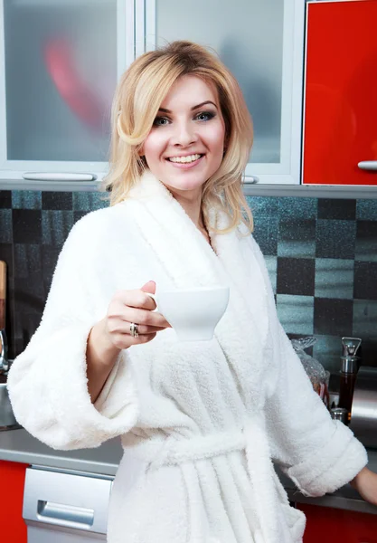 カップ茶と台所で美しい若い白人女性 — ストック写真