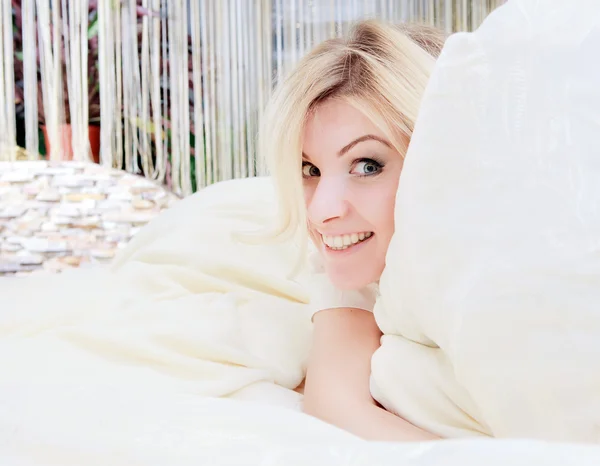 Jong mooi vrouw liggend in bed — Stockfoto
