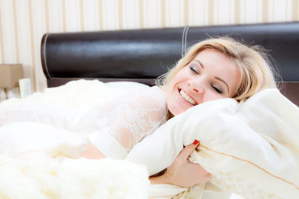 Young beautiful woman lying in bed — Stock Photo, Image