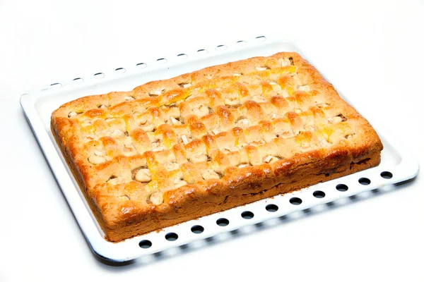 Torta com recheio de maçã isolado em branco — Fotografia de Stock
