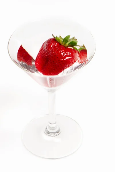 흰색 바탕에 유리에 딸기 — 스톡 사진