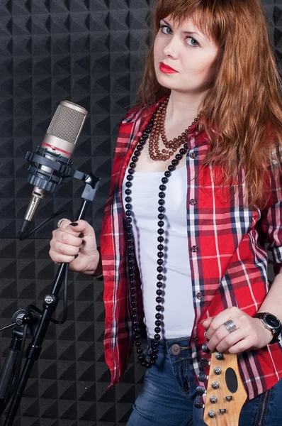 Dziewczyna z mikrofonem — Zdjęcie stockowe