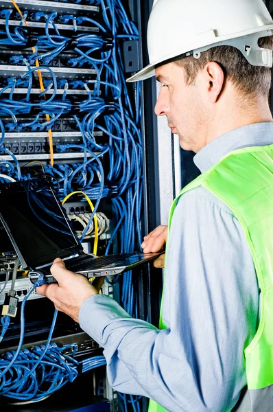 Ingenieur in netwerk serverruimte oplossen van problemen — Stockfoto