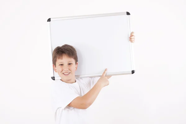 Niño sosteniendo tablero de dibujo blanco . — Foto de Stock