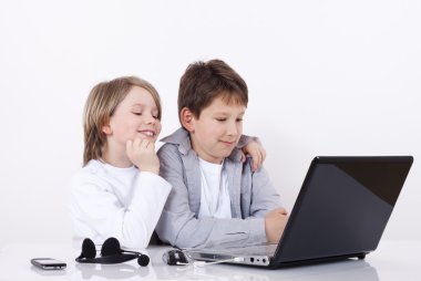 iki mutlu çocuk internete aranıyor