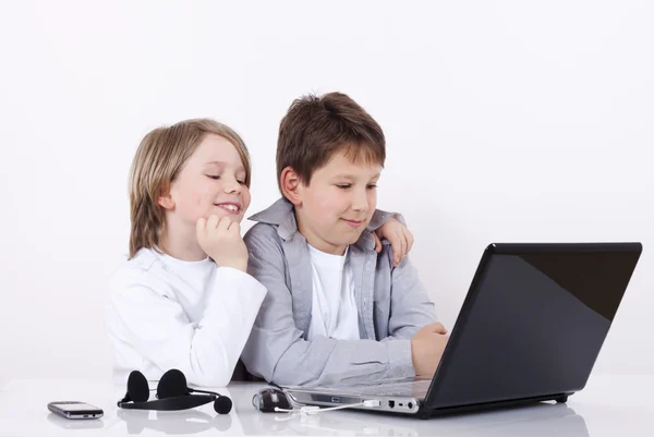 Два счастливых мальчика ищут в интернете — стоковое фото