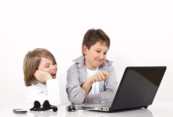 Deux garçons souriant et cherchant internet — Photo