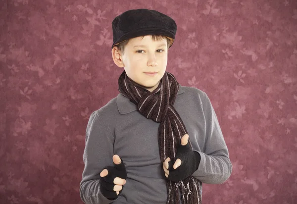 Aranyos fiú öltözött alkalmi ruhák — Stock Fotó