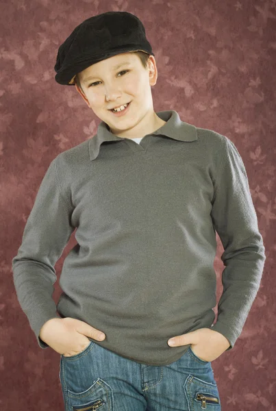 Симпатичный мальчик, одетый в повседневную одежду — стоковое фото