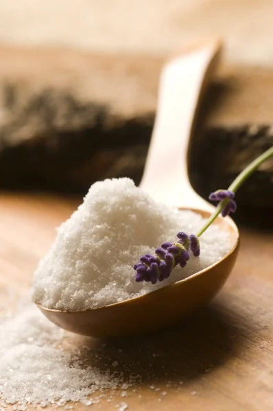 Соль для ванн со свежими цветами лаванды — стоковое фото