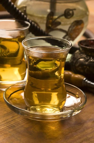 トルコのお茶や水ギセルの伝統的なスタイルで提供しています — ストック写真