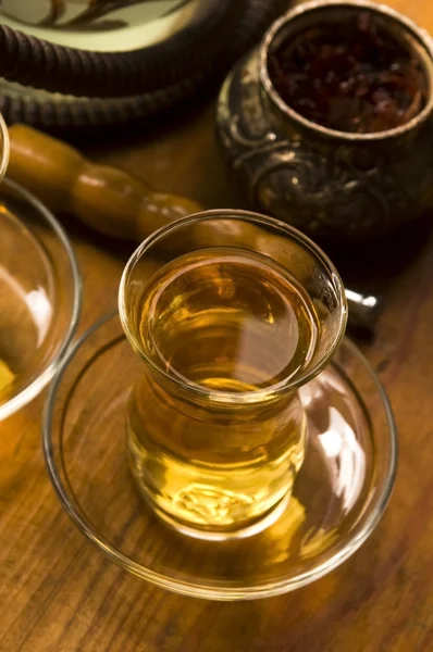 Copa de té turco y narguile servido en estilo tradicional — Foto de Stock