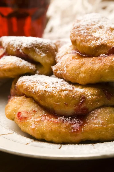 Ciambelle dolci con marmellata di rose — Foto Stock