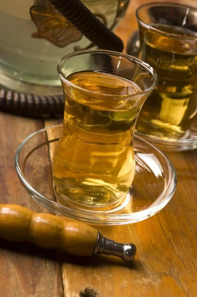 Copa de té turco y narguile servido en estilo tradicional — Foto de Stock