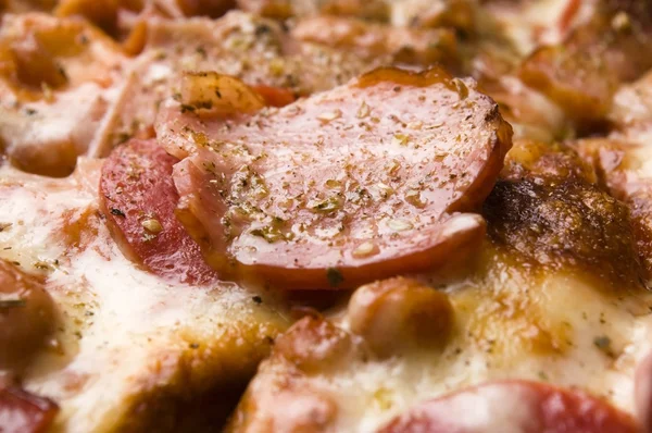 ベーコン、サラミ、モッツァレラチーズとイタリアのピザ — ストック写真