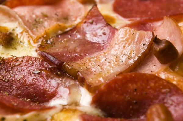 Pizza italiana con tocino, salami y queso mozzarella —  Fotos de Stock